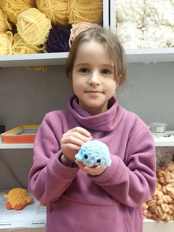 Ученица с вязаной игрушкой