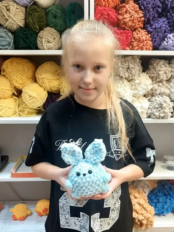 Ученица с вязаным зайчиком