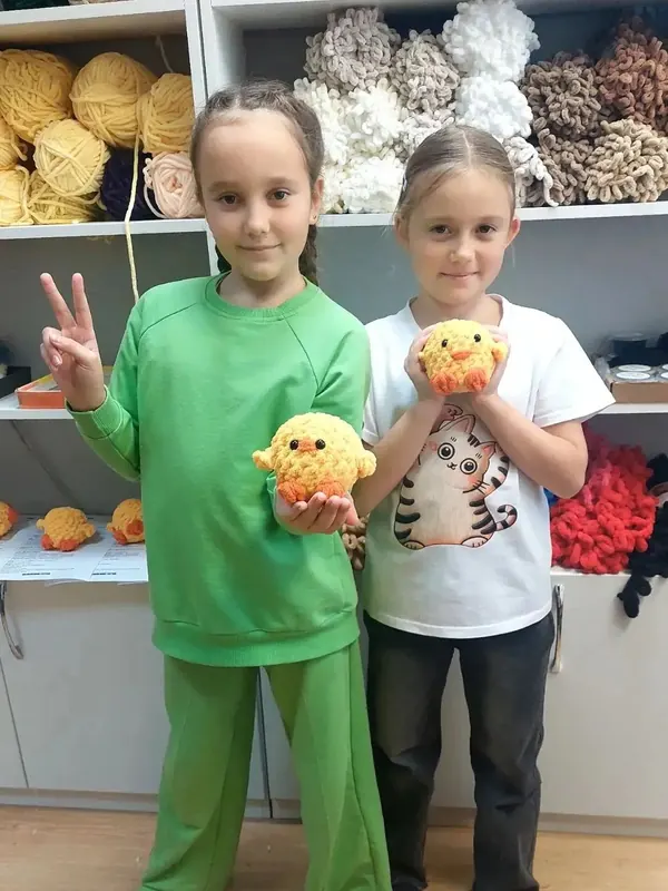 Две ученицы со своими игрушками