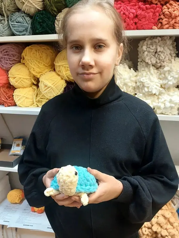 Ученица с вязаной черепашкой