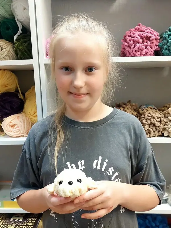 Ученица с вязаной игрушкой