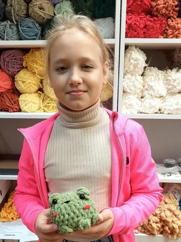 Ученица с вязаным лягушонком