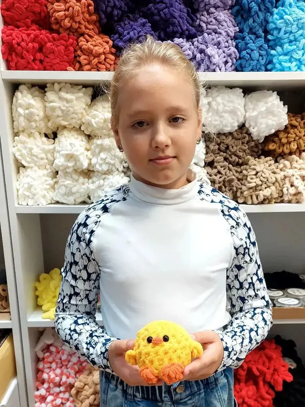 Ученица с вязаным цыплёнком